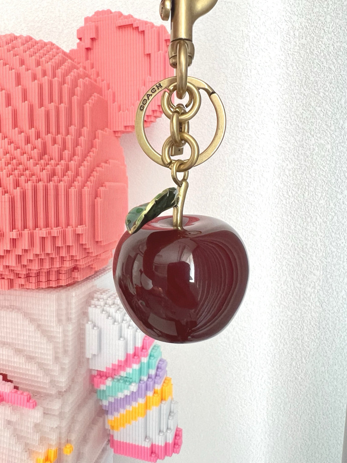 Apple Bag Charm Keychain – Glossy Fruit Pendant with Leaf Detail