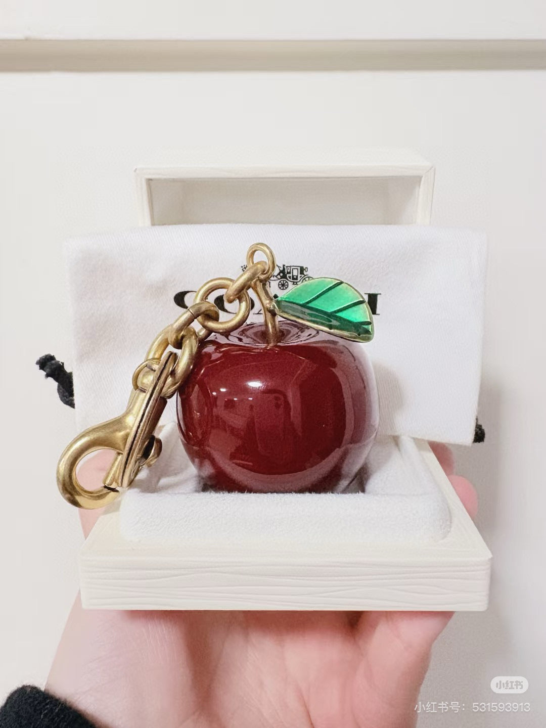 Apple Bag Charm Keychain – Glossy Fruit Pendant with Leaf Detail