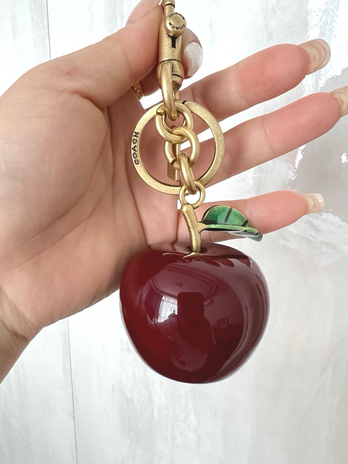 Apple Bag Charm Keychain – Glossy Fruit Pendant with Leaf Detail