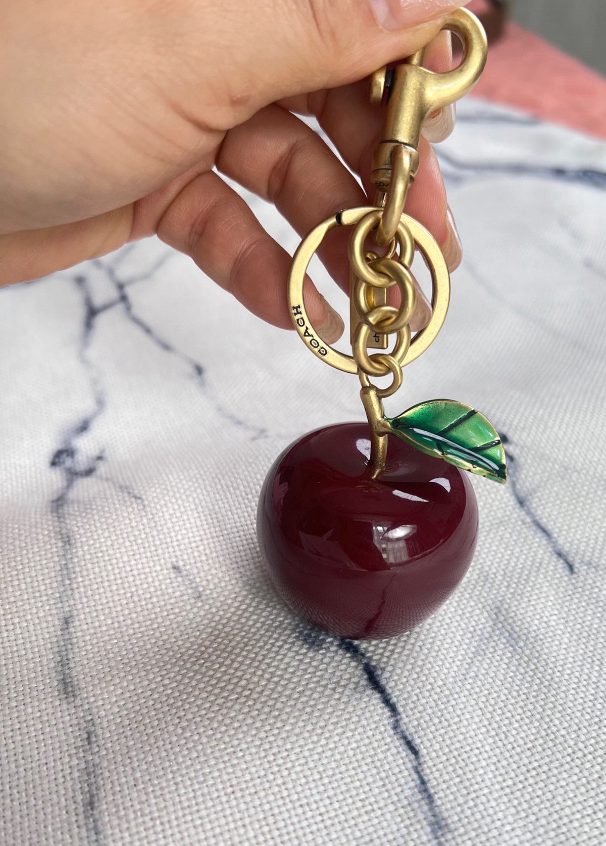 Apple Bag Charm Keychain – Glossy Fruit Pendant with Leaf Detail